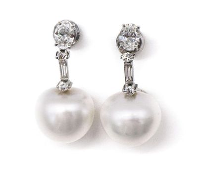 null PAIRE DE BOUCLES D'OREILLES en or gris 18K retenant une importante perle blanche...