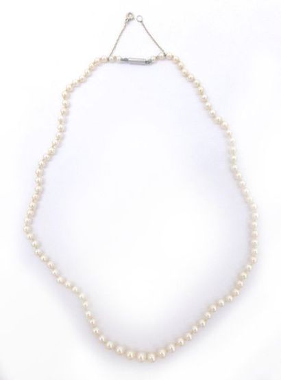 COLLIER de perles blanches en chute (non...