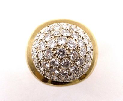 null RING in 18K yellow gold retaining a dome paved with brilliant-cut diamonds....