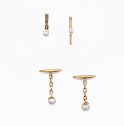 null Pair of 18K yellow gold cufflinks holding a probably fine white pearl (untested)....