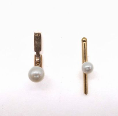 null Pair of 18K yellow gold cufflinks holding a probably fine white pearl (untested)....