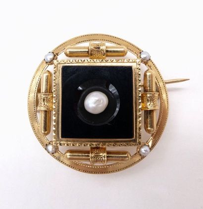 18K yellow gold brooch holding 4 grey pearls,...