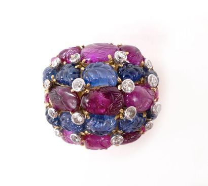 null 
RING

in 14K yellow gold and platinum holding sapphires and rubies engraved...