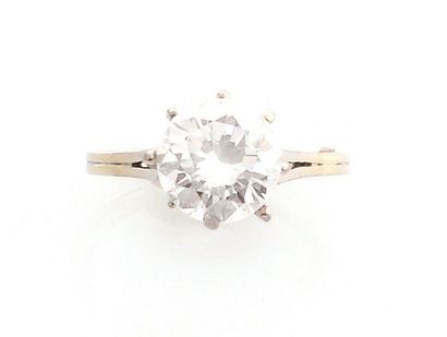 null SOLITAR RING It is adorned with a brilliant-cut diamond held by an 8 claws châton....