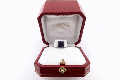 null CARTIER BAGUE en or gris 18K retenant une améthyste. Travail français. Ecrin...