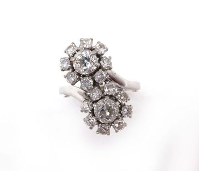 null RING TOI & MOI in 18K white gold and platinum holding two flowers with an antique...