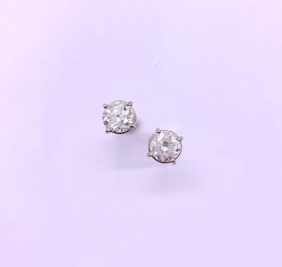 null PAIRE DE PUCES D'OREILLE en or gris 18K ornée de diamants d'environs 1 carat...
