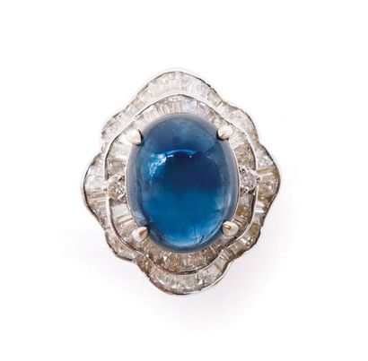 null IMPORTANT RING in 18K white gold holding a cabochon sapphire of approximately...