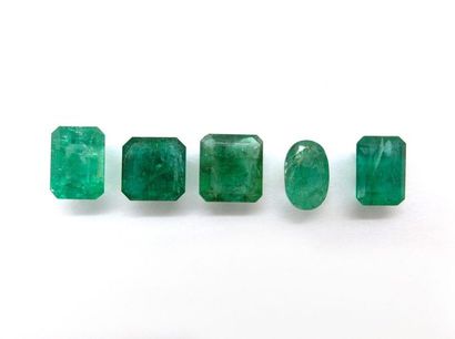 null SET OF NATURAL AND SYNTHETIC STONES ON PAPER Old jeweller's stock composed of...
