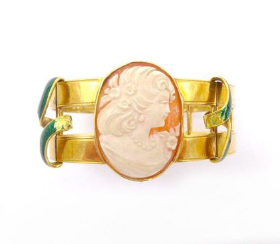 null BRACELET in 18K yellow gold holding a cameo with a woman in profile and green...