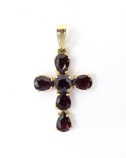 null PENDANT in 18K yellow gold holding six garnets in the shape of a cross. Dimensions:...