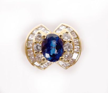 null RING in 18K yellow gold holding an oval-shaped sapphire of approximately 0.80...