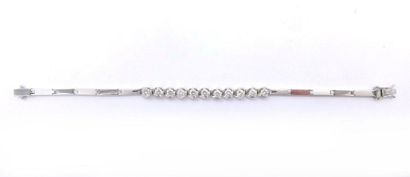 null BRACELET in 18K white gold, holding a succession of 11 brilliant-cut diamonds....