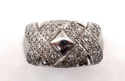null BANDLE RING in 18K white gold, with a motif of criss-crosses adorned with modern...