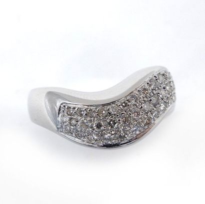 null RING in 18K white gold with a wavy shape set with brilliant-cut diamonds. TDD:...