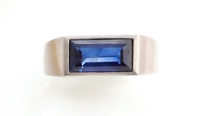 null Platinum signet ring holding a 2.14 carat sapphire. French work. TDD: 45. Gross...