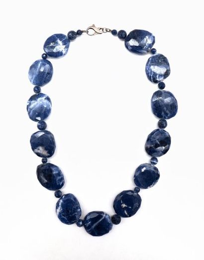 null COLLIER retenant des sodalites taillées. Fermoir en argent 925. Longueur : 55...