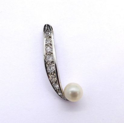 null 18K white gold pendant holding a pearl (untested) and 8 brilliant-cut diamonds....