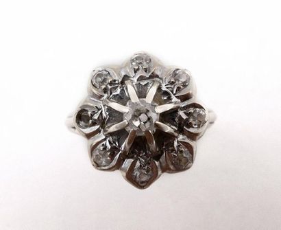 null BAGUE en or gris 18K stylisant une fleur retenant 8 diamants taille ancienne...