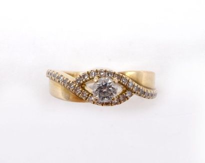 null BAGUE en or jaune 18K retenant un diamant taille brillant entouré de deux lignes...