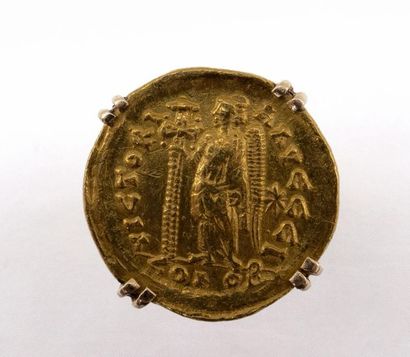  BAGUE en or 18K présentant une pièce en or de l'empire Byzantin au profil d'Anastase...