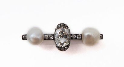 18K white gold brooch, holding a large oval...