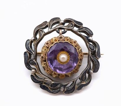  18K silver and yellow gold brooch holding an amethyst and a pearl tassel in a decoration...