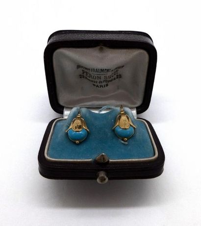 null PAIR OF DORMEUSES in 18K yellow gold and blue enamel (very light chips) with...