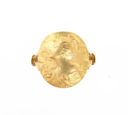 null RING in 18K yellow gold holding a medallion with a woman's profile. French work....