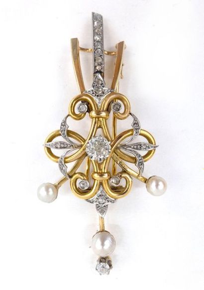 null 18K yellow gold and platinum brooch decorated with scrolls holding two old-cut...