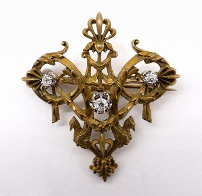 null BROCHE STYLE EMPIRE en or jaune 18K présentant des griffons dans un décor végétal...