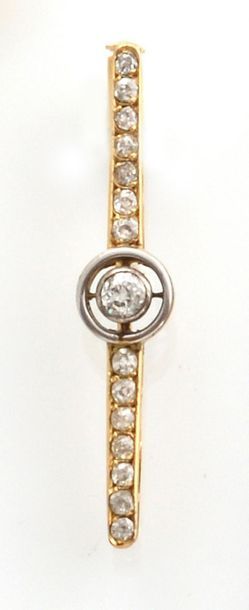null 18K yellow and white gold brooch holding a succession of old-cut diamonds. French...