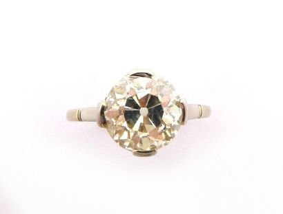 null RING in 18K white gold holding a diamond of about 2 carats old cut. TDD: 54....
