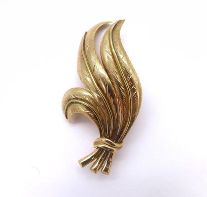 null 14 K yellow gold brooch with finely chiselled feather decoration. Dimensions...