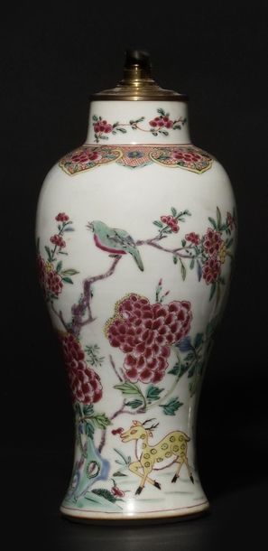 null Lot comprenant :
 -Vase de forme balustre en porcelaine de la Chine à fond blanc...