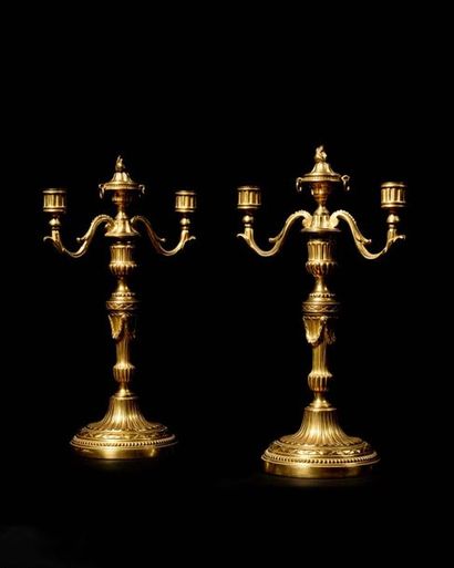 null Paire de bougeoirs formant candélabres en bronze doré ciselé, creusés de canaux,...