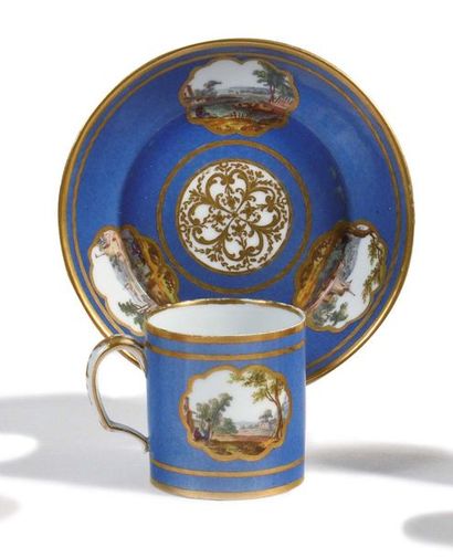 null Sèvres Gobelet litron et sa soucoupe de la troisième grandeur en porcelaine...