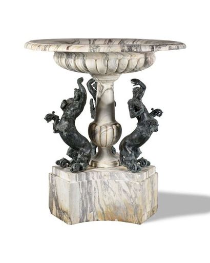 null Importante coupe monumentale en marbre Cipolin et bronze à patine vert antique,...