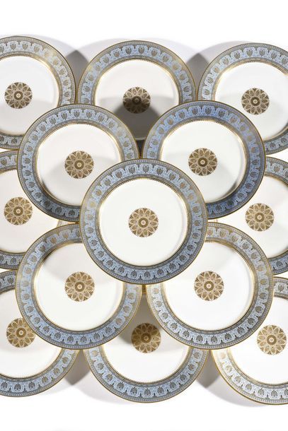 null Sèvres Set of sixteen porcelain plates decorated with a gold rosette in the...