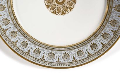 null Sèvres Ensemble de seize assiettes en porcelaine à décor d’une rosace en or...