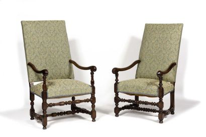 null Deux fauteuils de style Louis XIII dit « os de mouton » à garniture en damas...