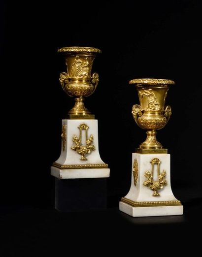 null Paire de vases d’ornement en bronze doré à décor de frises antiques et têtes...