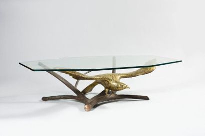 null ALAIN CHERVET (Né en 1944) Grande table basse avec plateau de verre à angles...