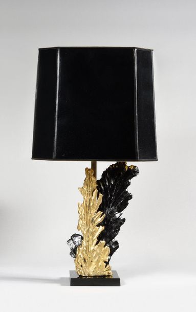 null PHILIPPE CHEVERNY (XXe siècle) Lampe en bronze doré et résine noire à décor...