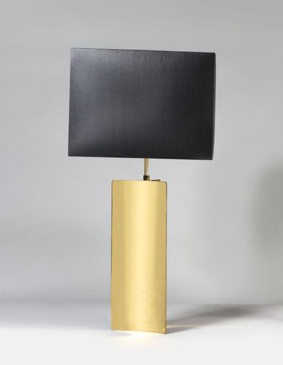 null WORK OF THE 1980's Lamp with triangular base in curved blades of lacquered brass...