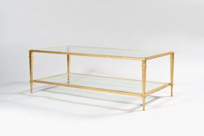 null ROGER THIBIER (1926-2001) Table basse en fer battu à patine dorée, à deux plateaux...
