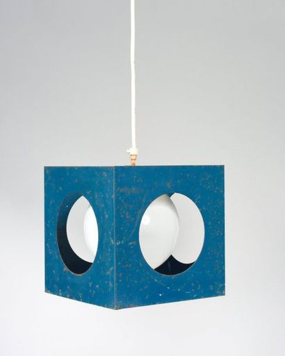 null JAPANESE WORK OF THE 1980's Cubic suspension in blue lacquered sheet metal with...