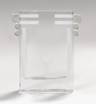 null A.RIECKE (XXe siècle) Vase rectangulaire à panse aplatie en verre à décor géométrique...