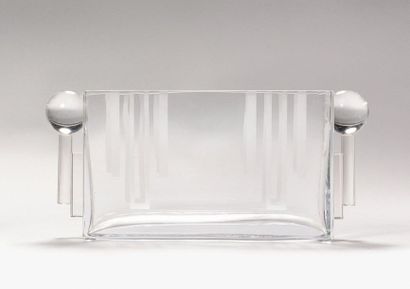 null A.RIECKE (XXe siècle) Vase jardinière rectangulaire en verre à décor géométrique...