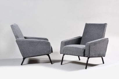 null TRAVAIL DES ANNEES 1950 Paire de fauteuils confortables regarnis de tissu gris...